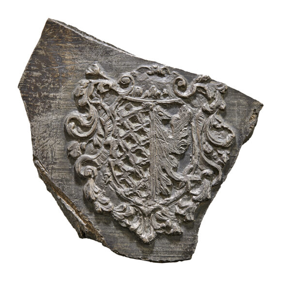 Zlomek zvonu z farního chrámu Povýšení sv. Kříže v Prostějově