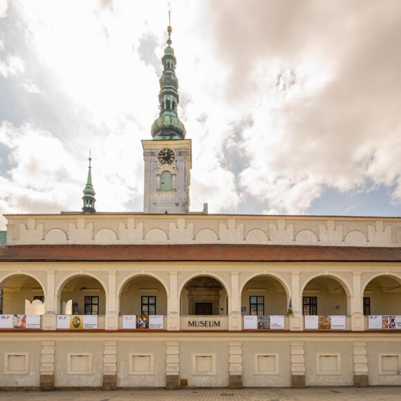 Otevírací doba 1. a 8. května